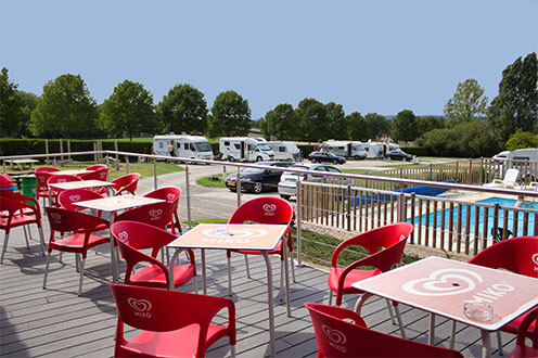 Panoramisch terras met uitzicht op het zwembad op de camping Porte des Vosges, camping A31