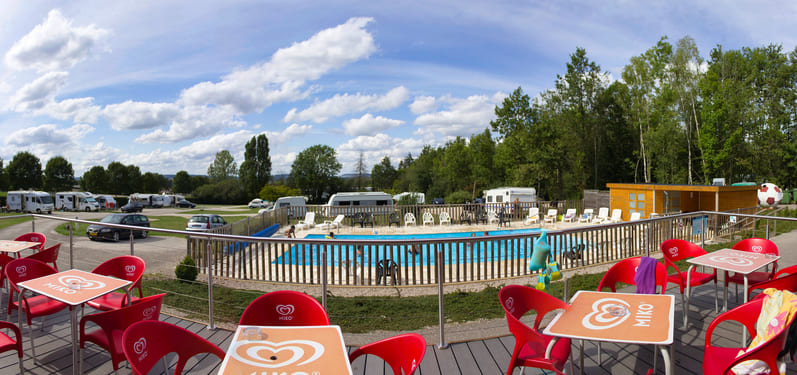 Panoramisch terras met uitzicht op het zwembad op de camping Porte des Vosges, camping A31